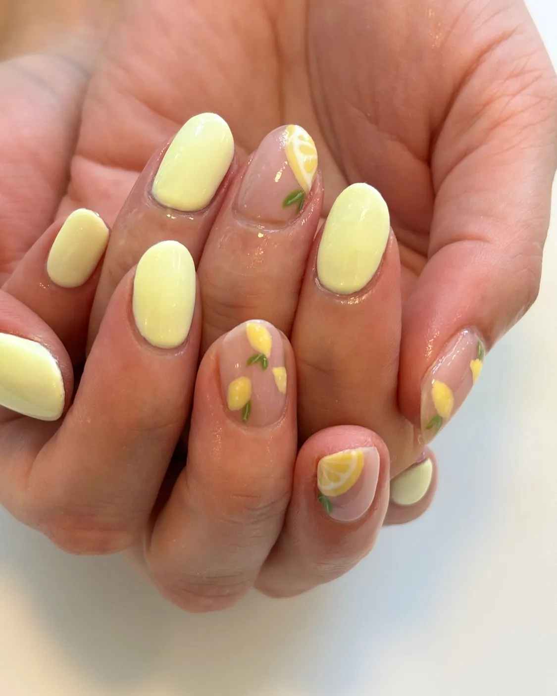 Pastel yellow set with subtle lemon accents