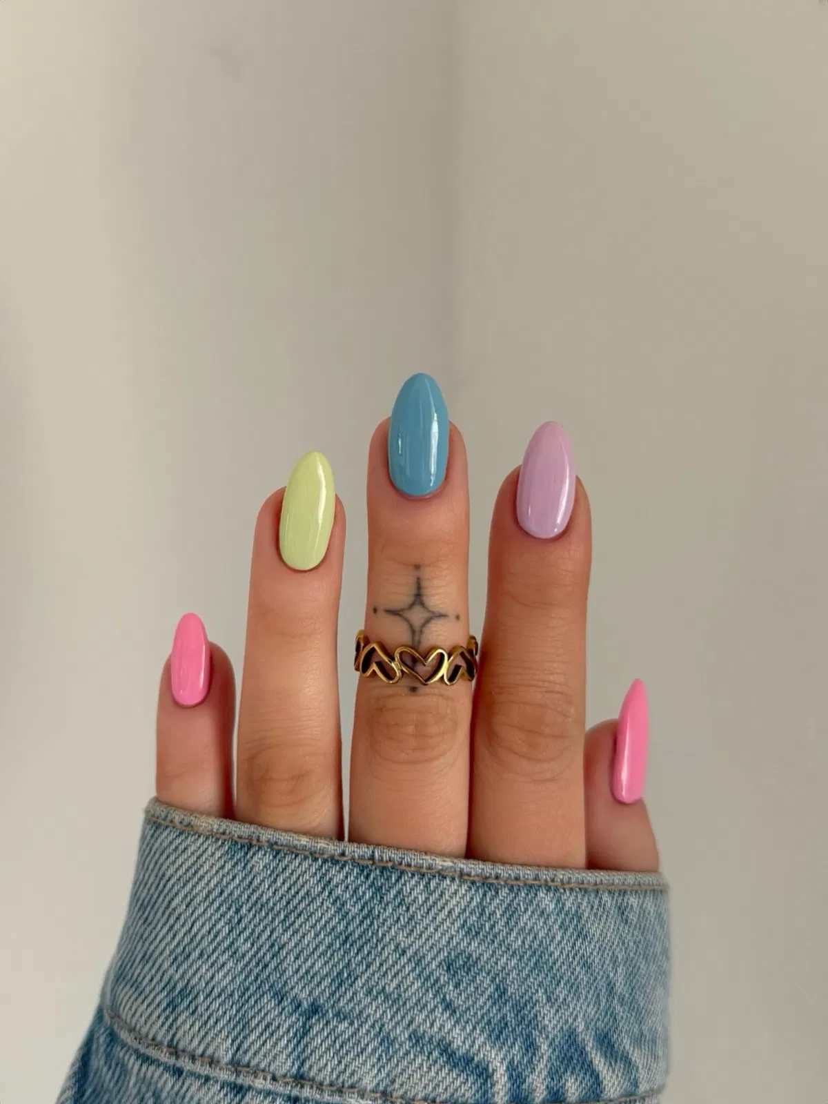 summer-nails_charlotteellennails_2.webp