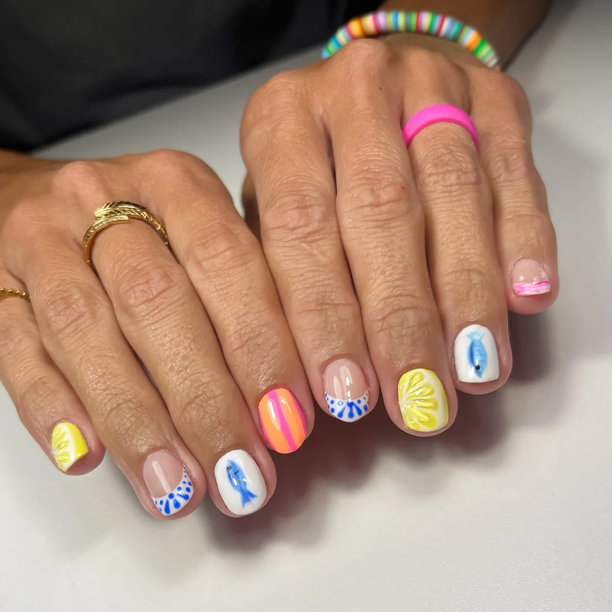 Blue fish, dotted tips, and citrus slices