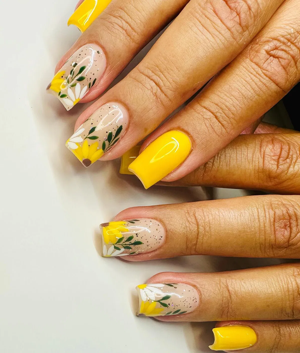 sunflower-nails-design_manisby_erika_5.webp