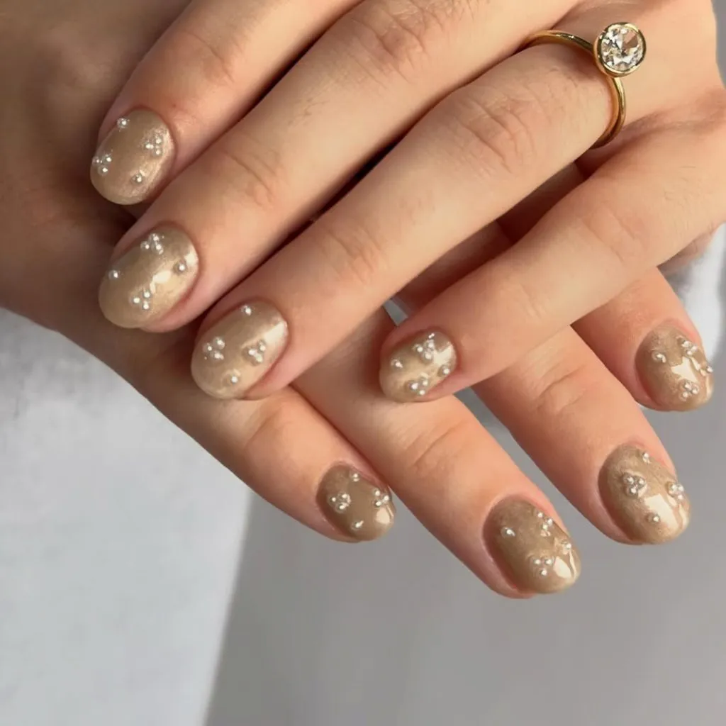Champagne shimmer with pearl-like and crystal accents