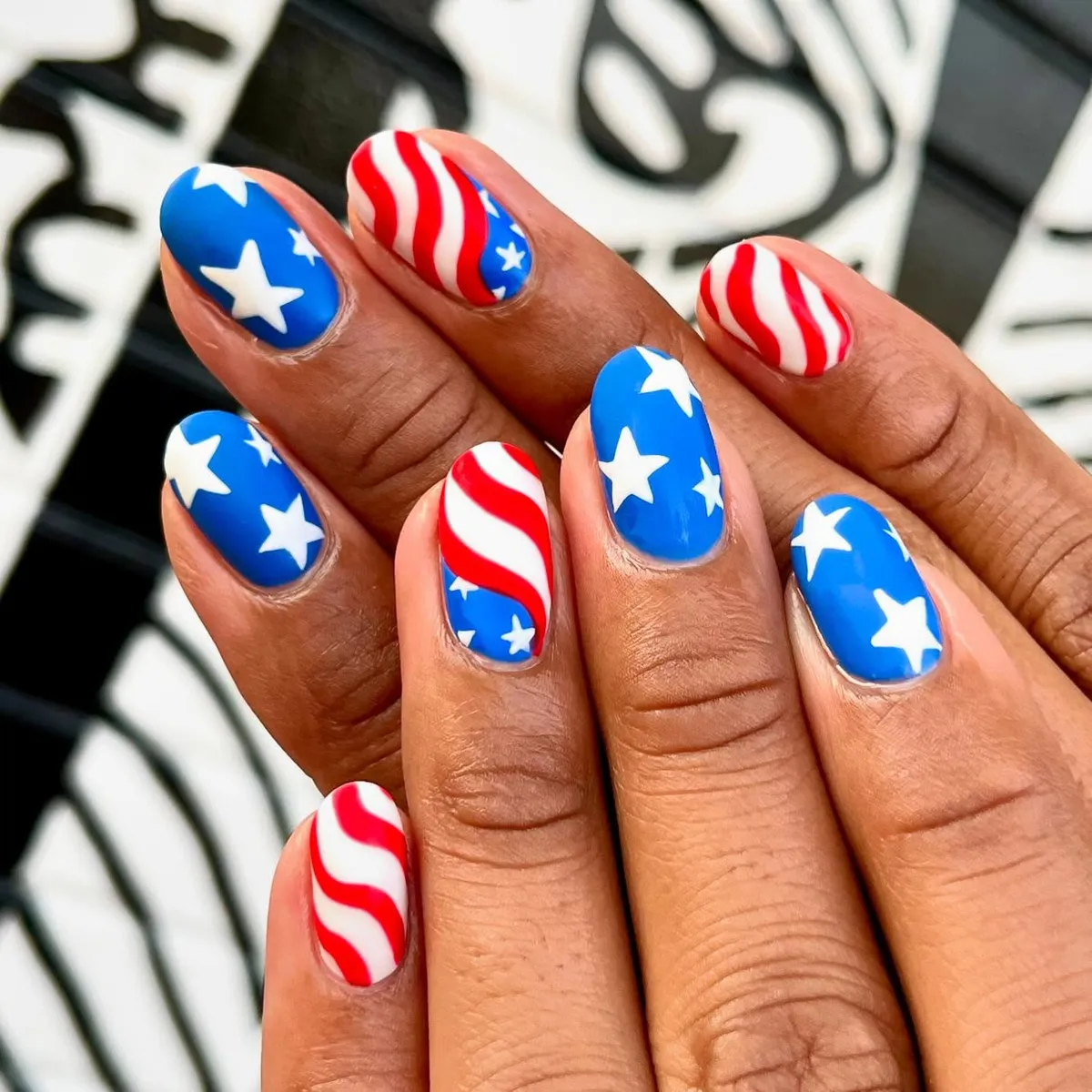 Short nails with stars and wavy stripe blocks