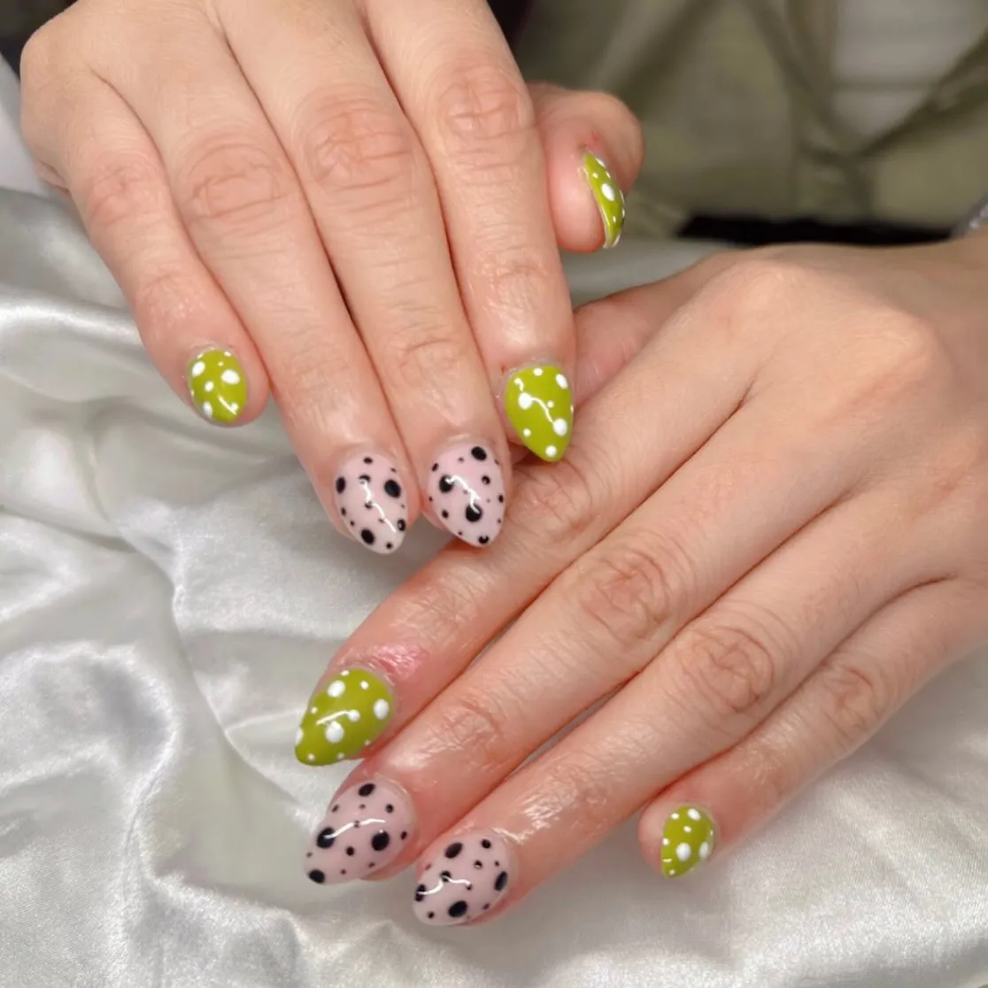 Yellow-green and pink polka-dot contrast