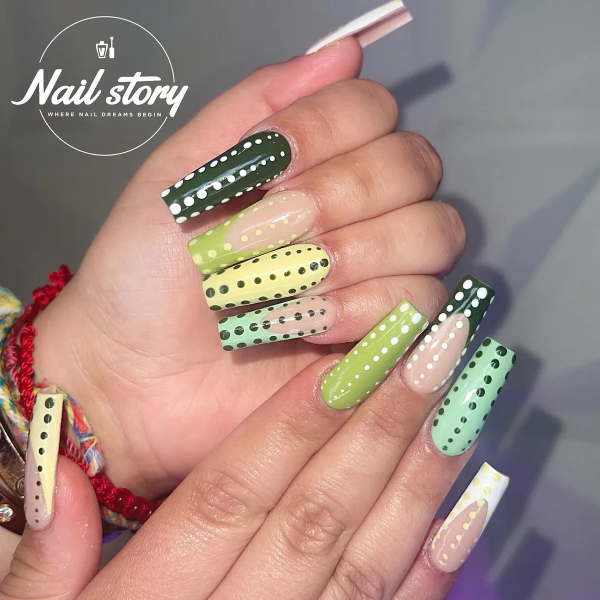 Extra-long green gradient polka-dot set with text overlay