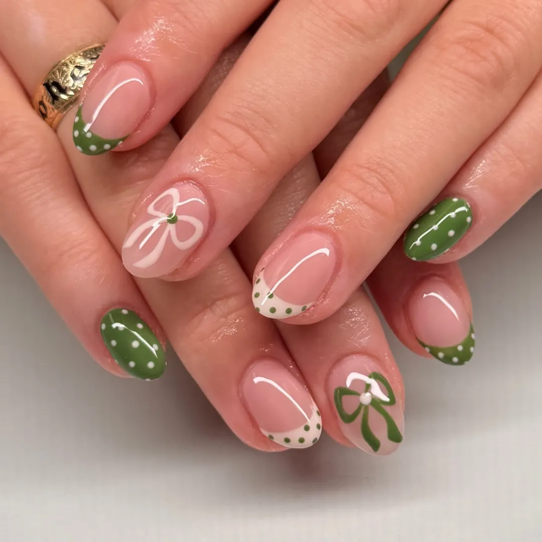 Green polka-dot French tips with bow art