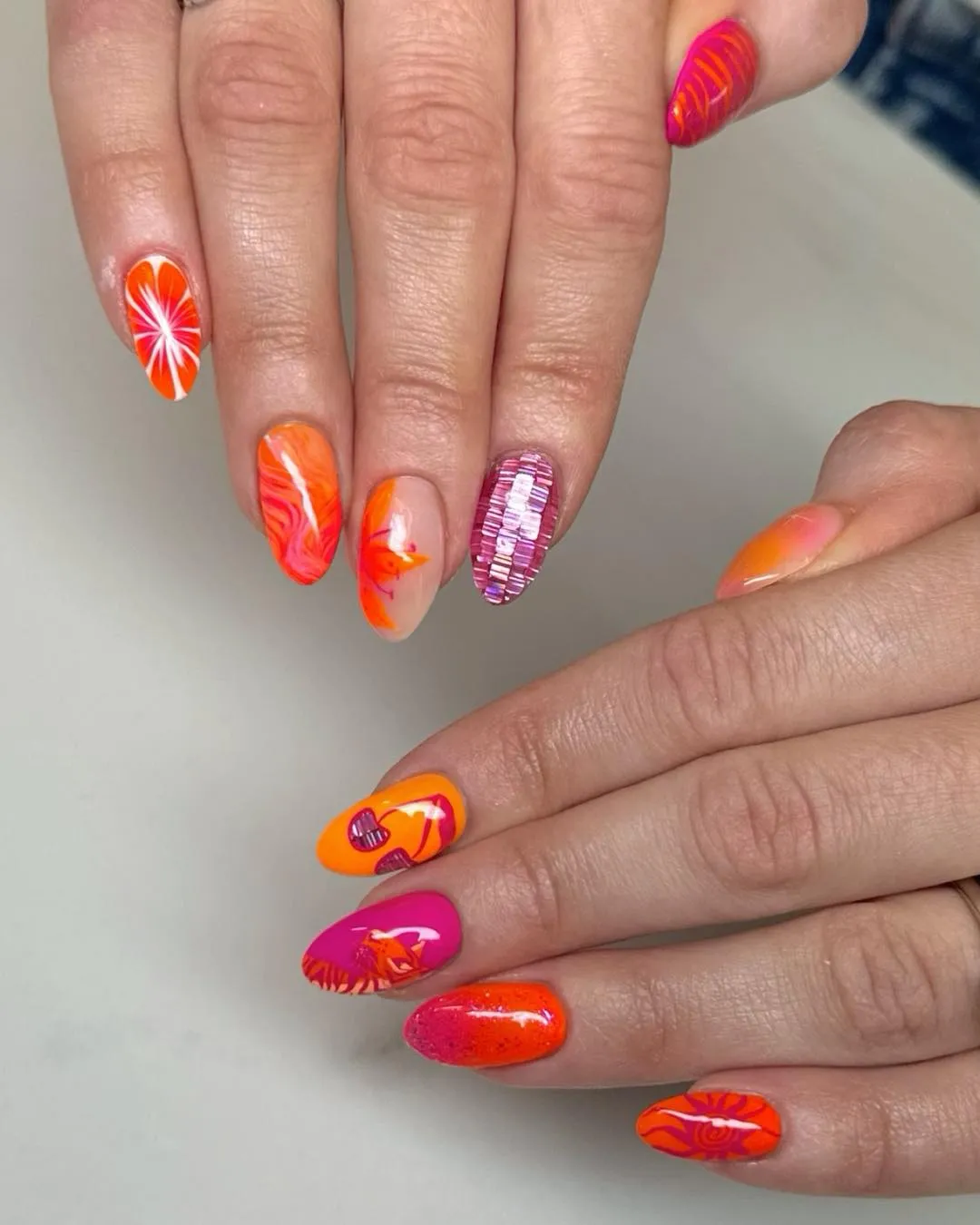 Mixed pink-orange almond set with reflective accent nail