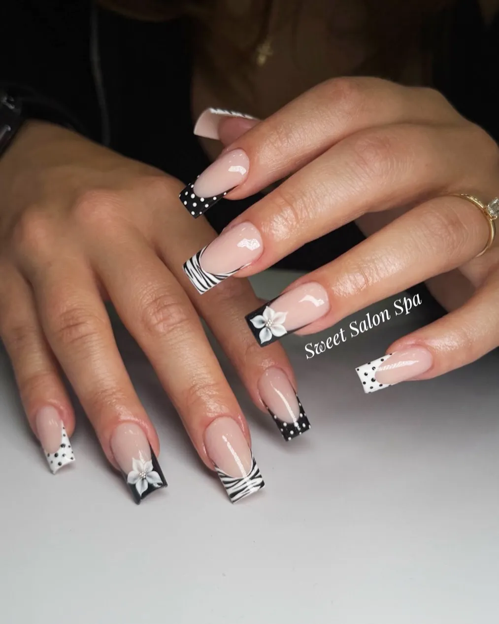 Black-and-white mixed prints with polka-dot tips