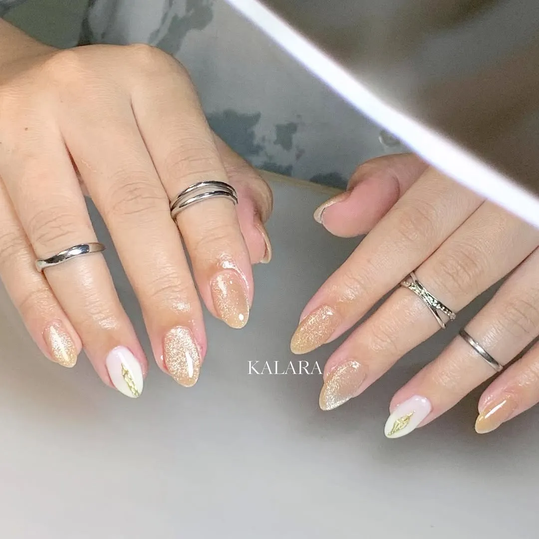 Gold glitter set with white accent nails and gold motif