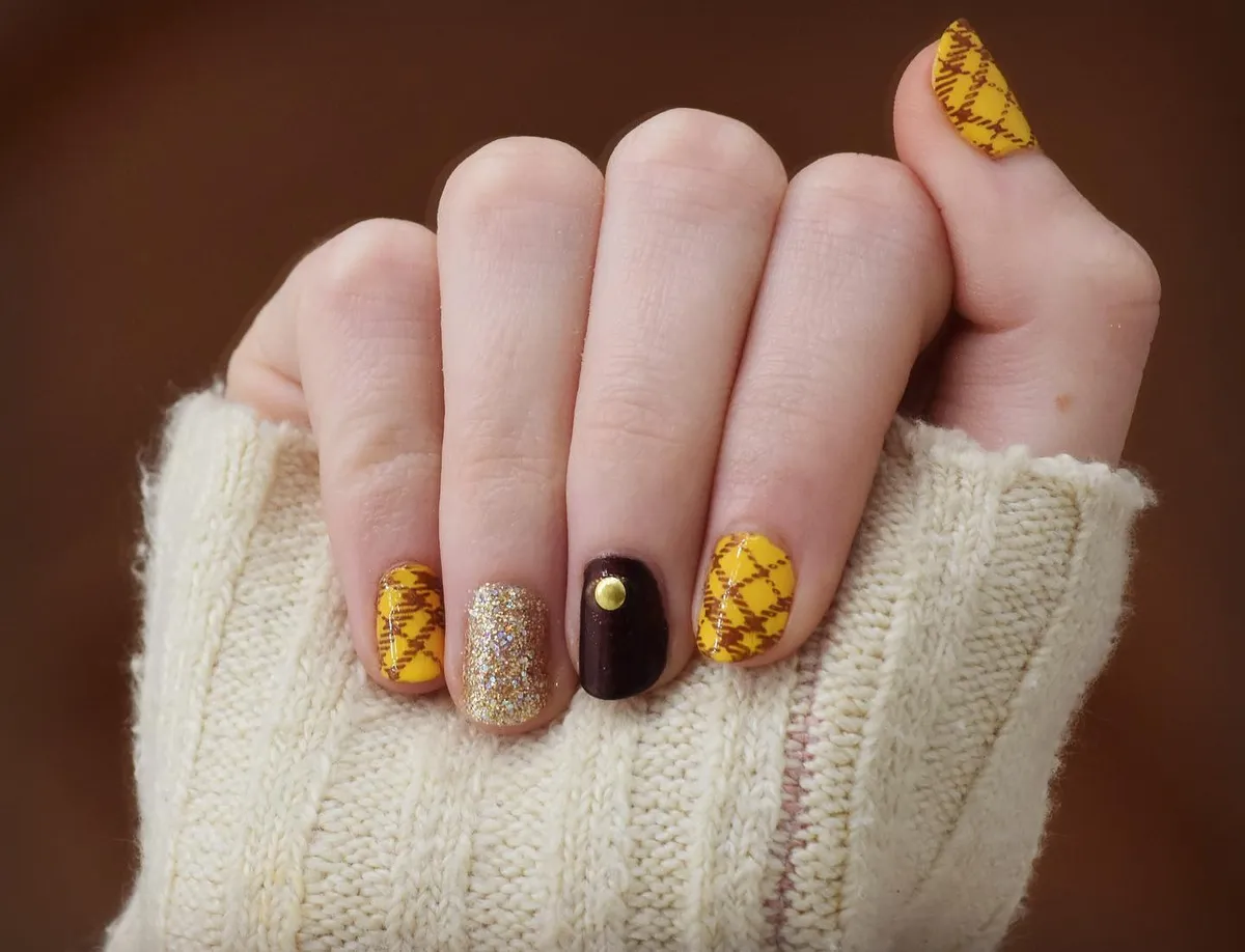 Yellow plaid with glitter and dark brown accent nail