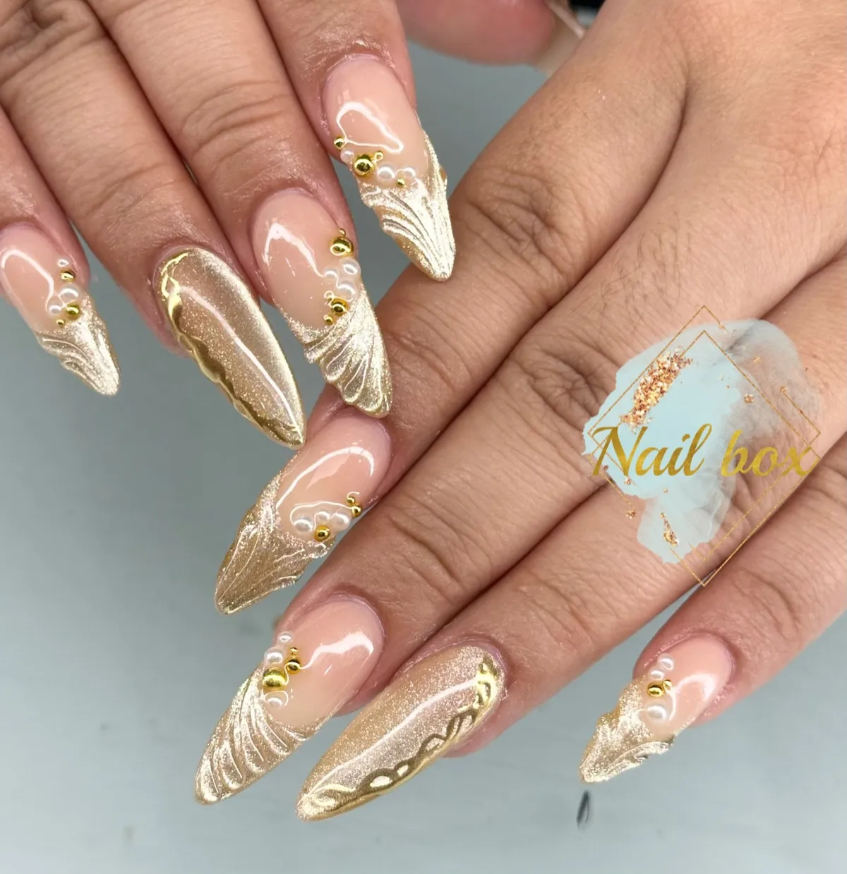 Nude-to-gold pointed set with raised beads