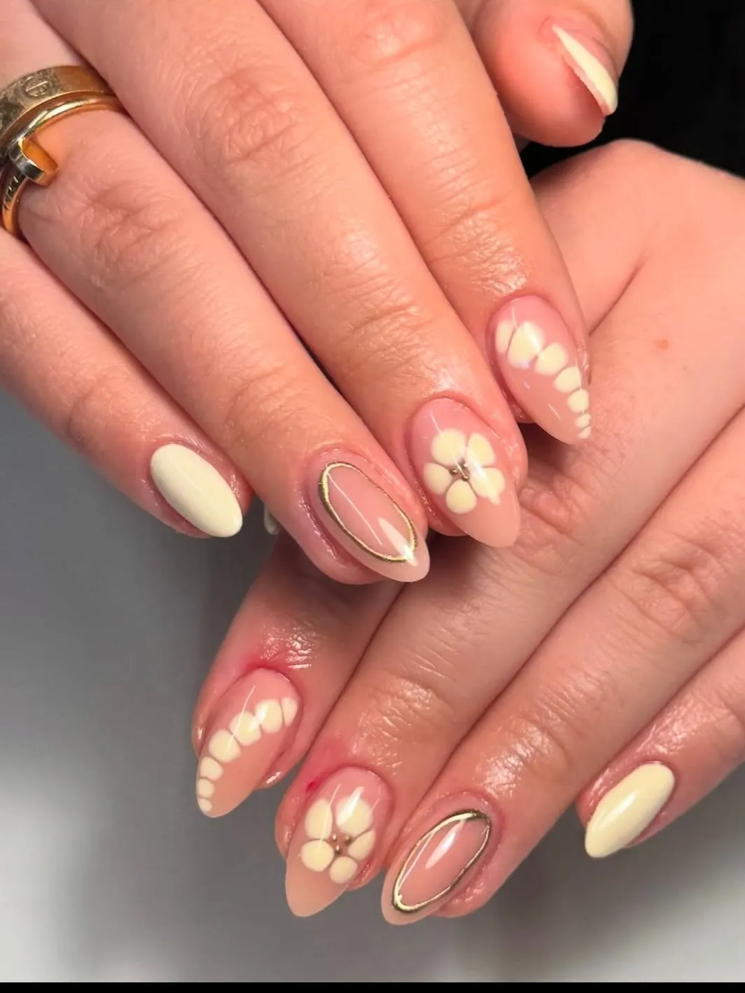 Almond Baby Yellow Mix with Daisy Petals & Gold Outline