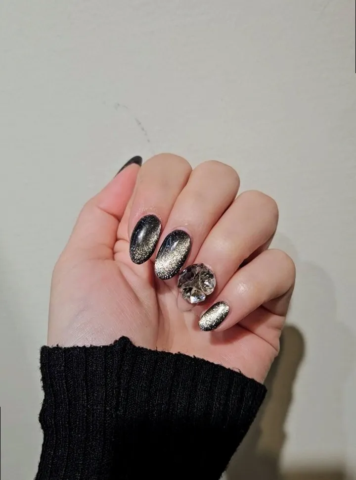Compact Black–Silver Shimmer with Statement Ring