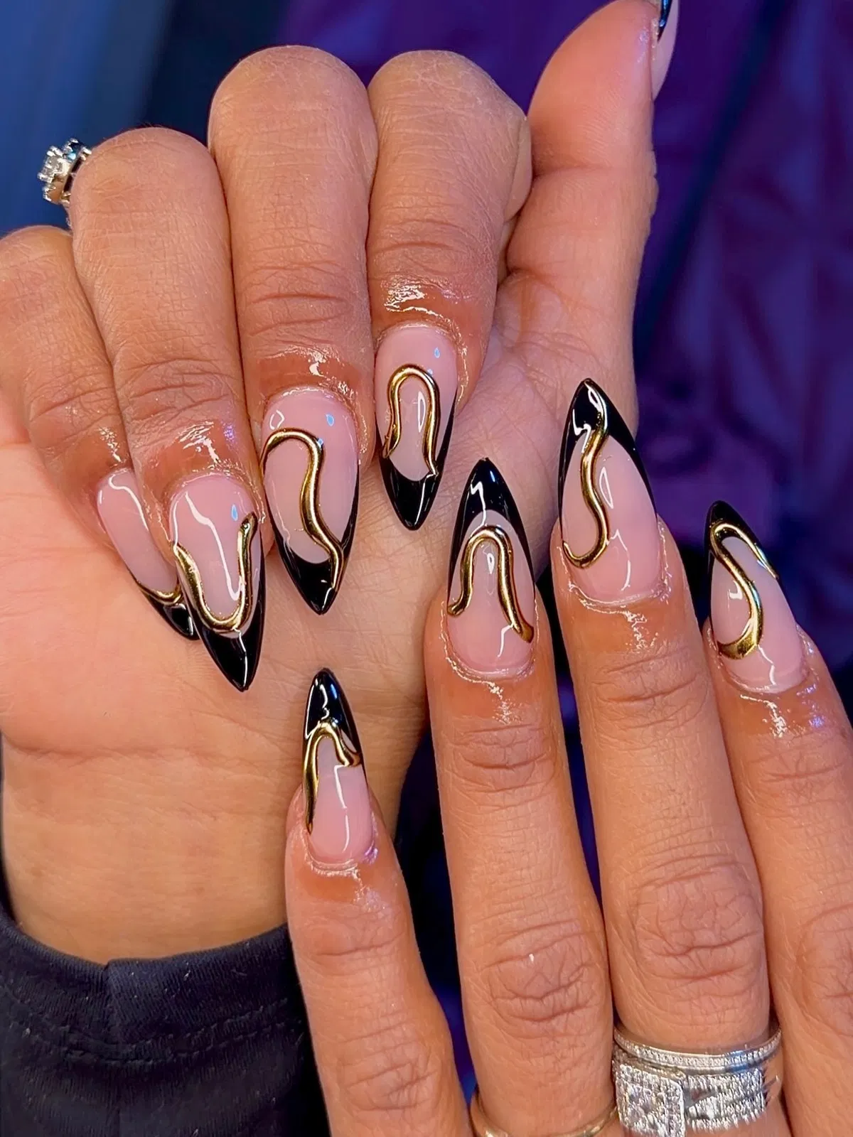 Stiletto black tips with raised gold wavy line accents