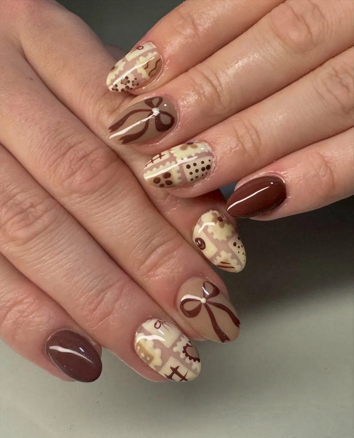 Neutral patchwork and bow details