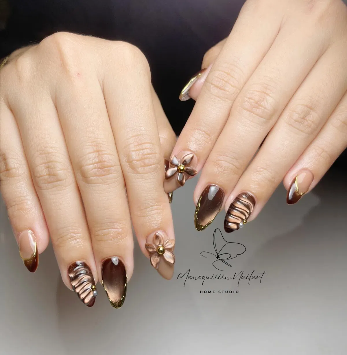 Brown gradient with gold edges and 3D flowers