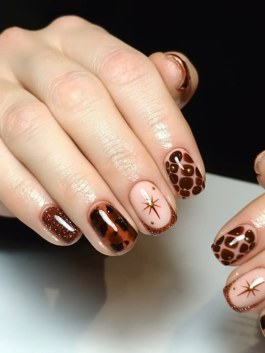 Brown glitter and tortoiseshell-style mix with starburst accent