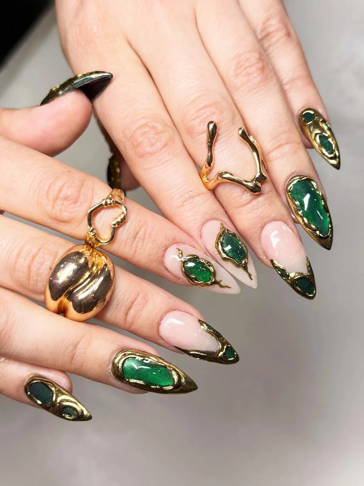 Nude base with dark green inlays framed by thick gold outlines