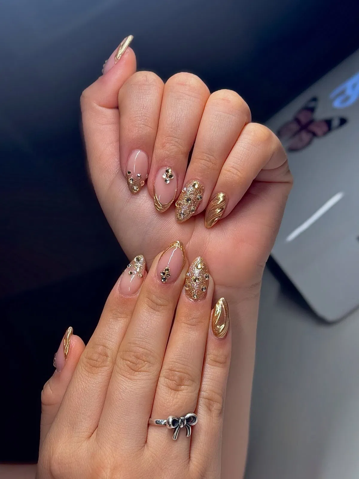 Gold glitter clusters with curved gold accents
