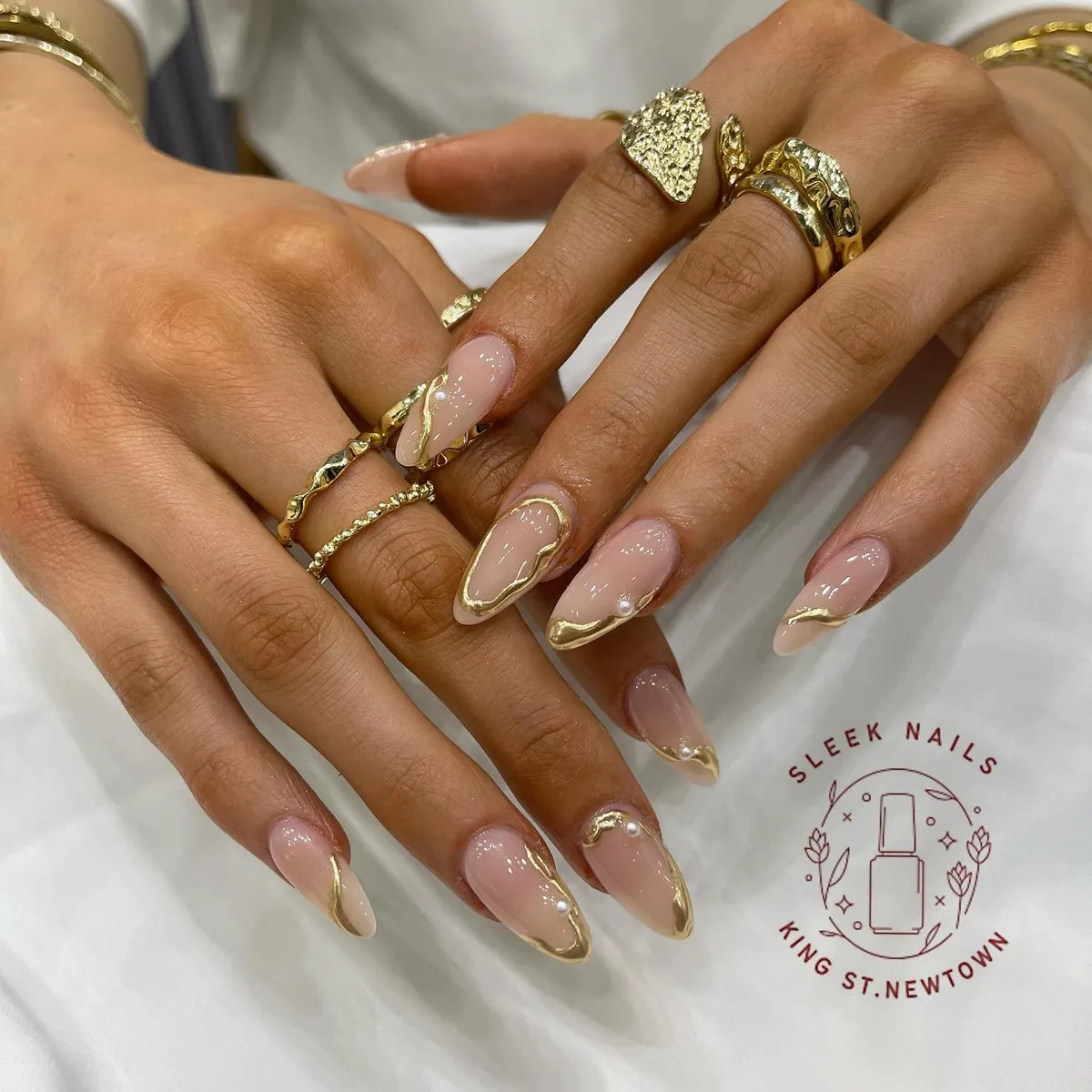 Wavy gold edge outlines with pearl accents