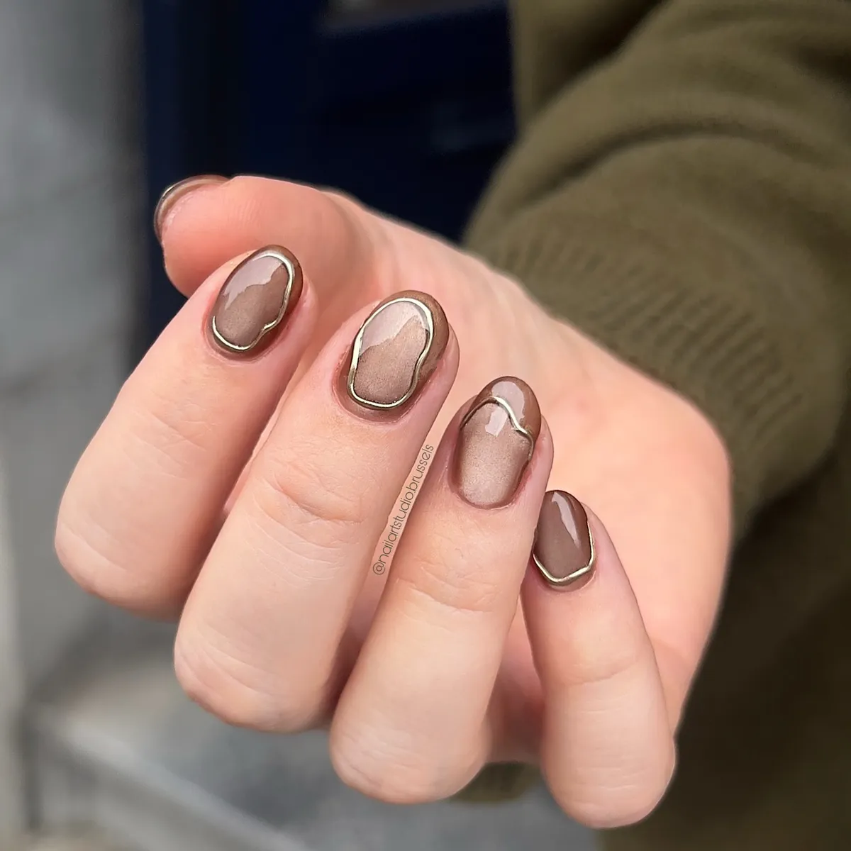 Short Brown Nails with Irregular Gold Outline Frames