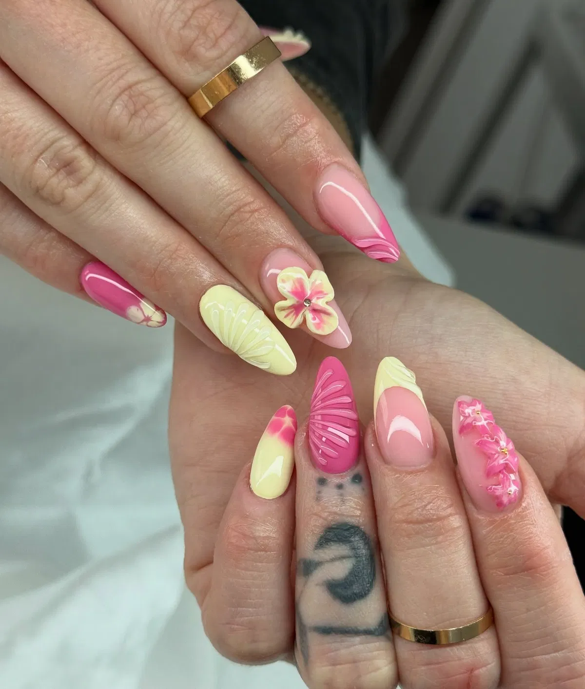 3D floral accents with soft pink and pale yellow gradients