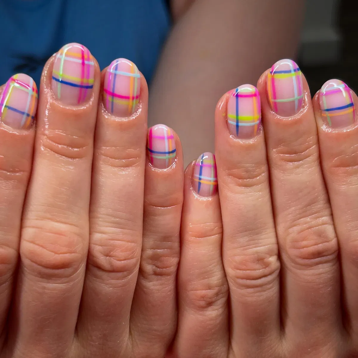 Multicolor neon-line plaid on short nails