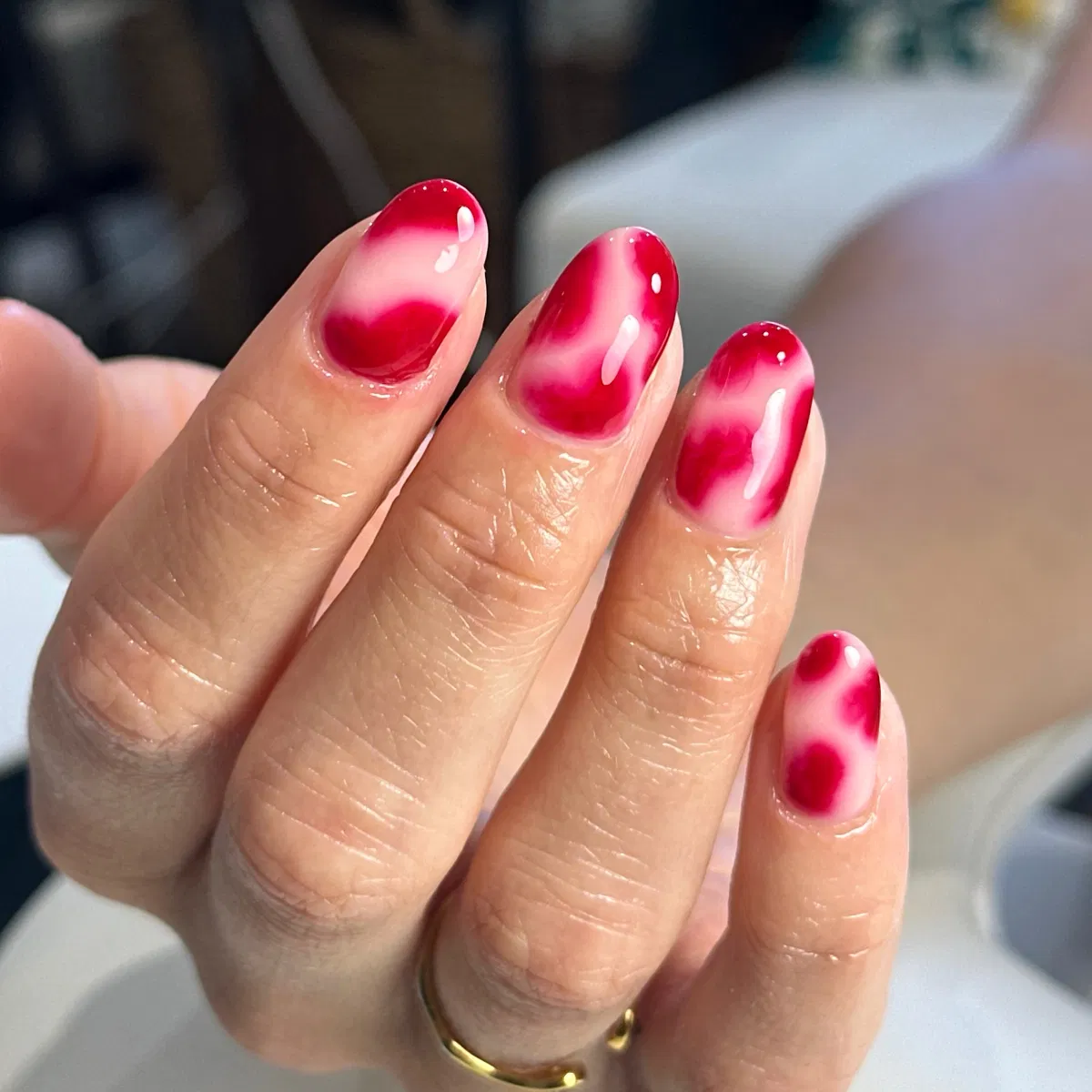 Short glossy red aura patches on a pink base