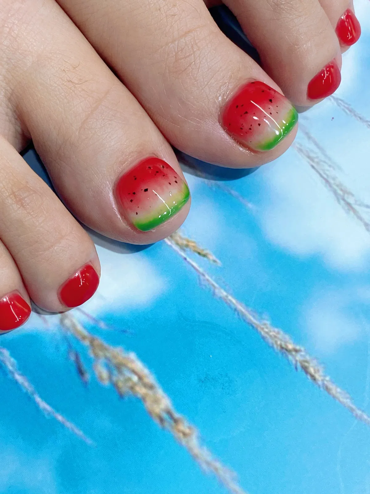 Red-to-green gradient accent toes with black speckles