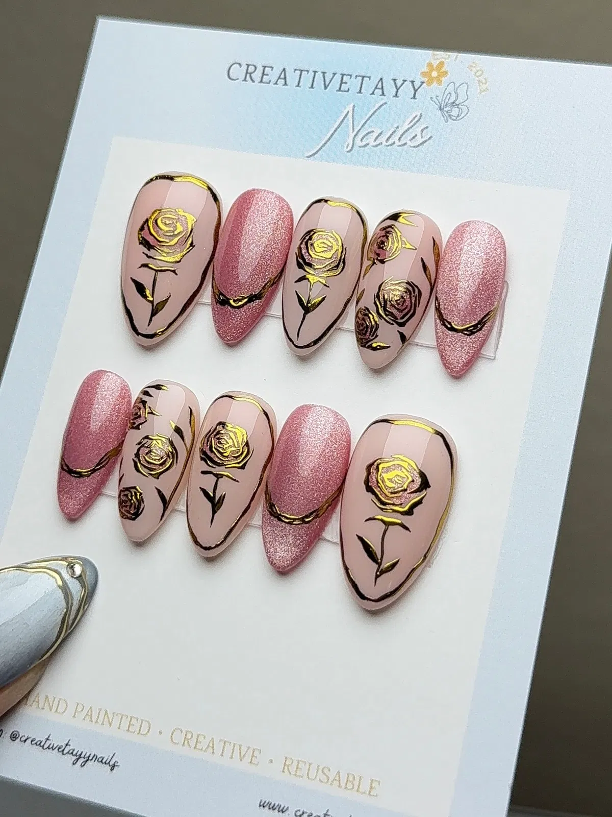 Press-on set with gold rose motifs and rose-pink glitter accents