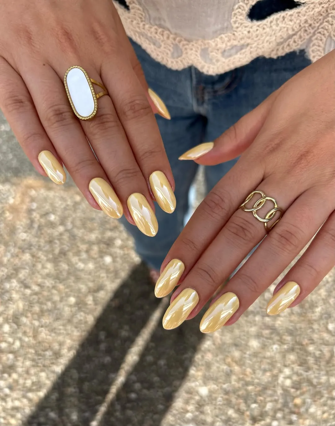 Uniform Pale Yellow Reflective Manicure
