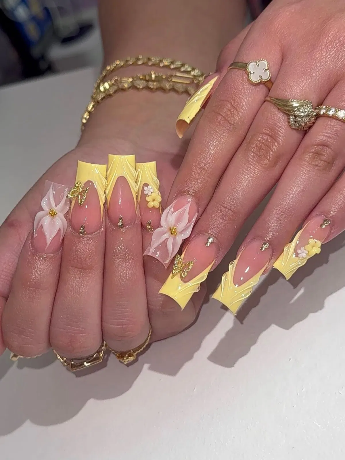 3D pale-yellow framed tips with white petals and gold accents