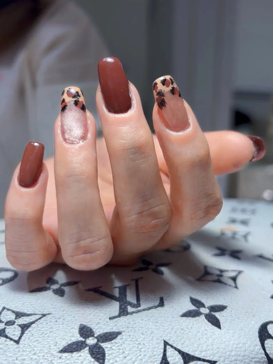 Medium-brown solids with patchy tip accents
