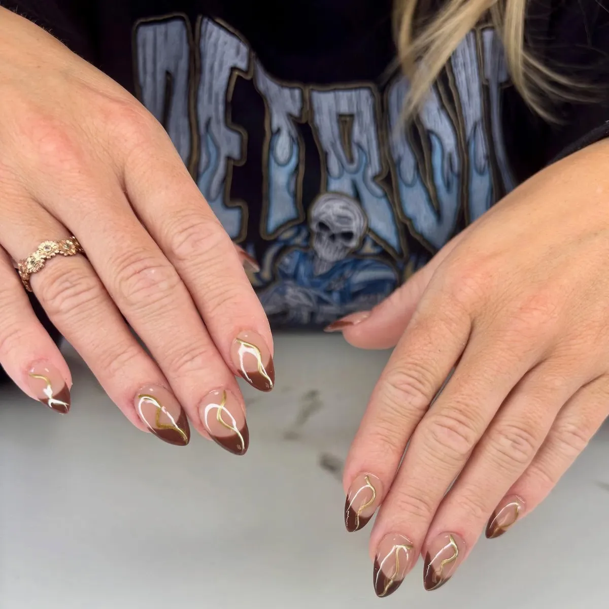 Brown-tipped nude set with flowing gold line accents
