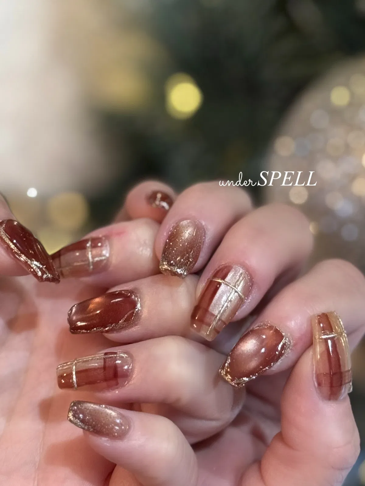 Copper-brown set with thin gold grid lines