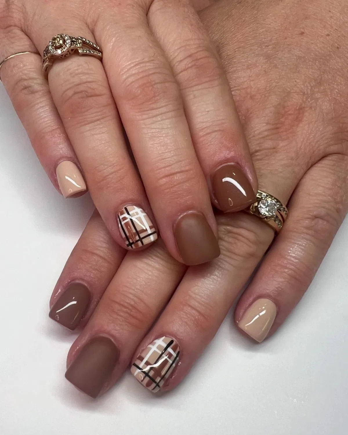 Neutral browns with glossy plaid accent nails