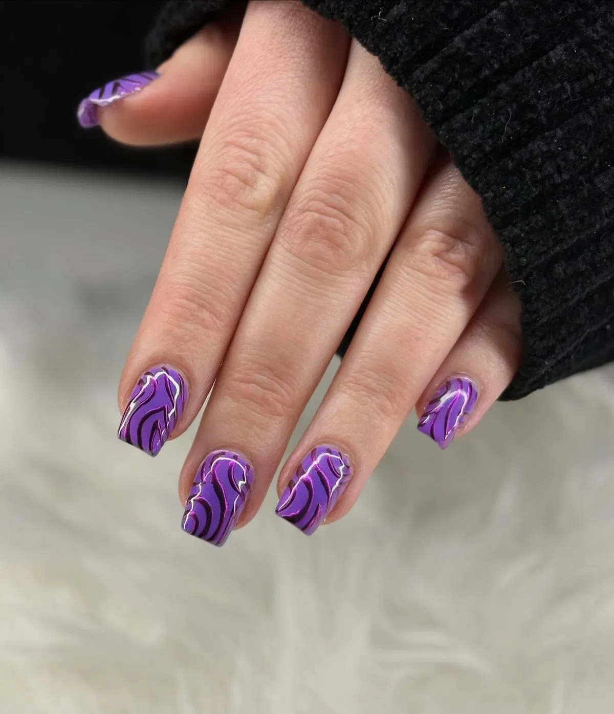 Purple zebra-wave pattern with white contour lines