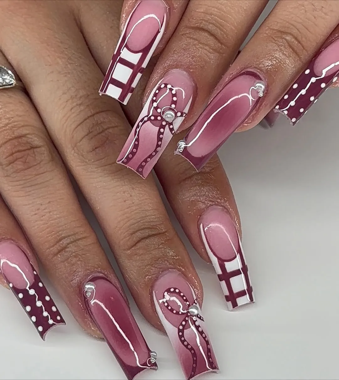 Mauve and Wine Graphic Set with Bows and Grid Tips