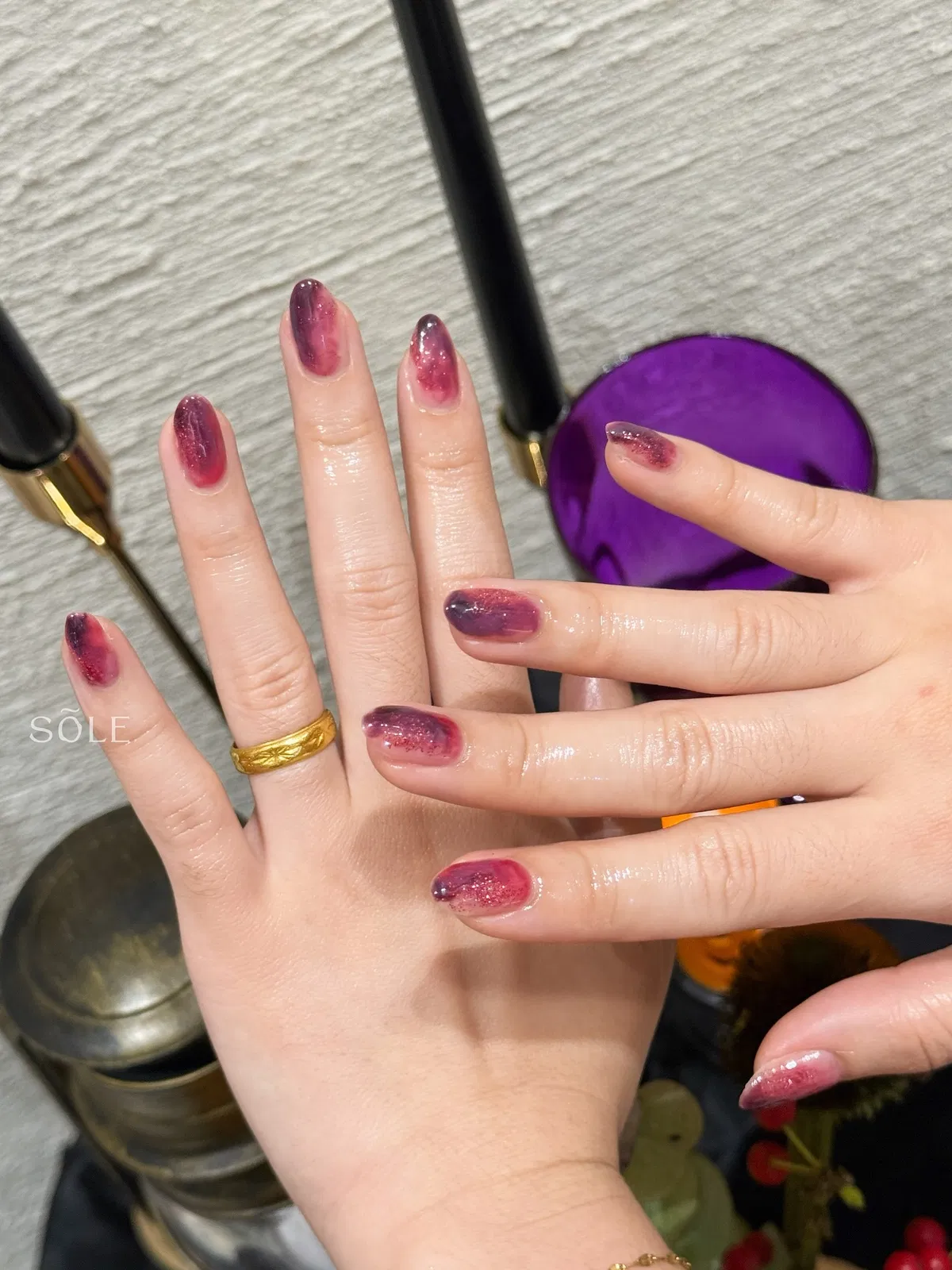 Nude-to-plum gradient with fine glitter