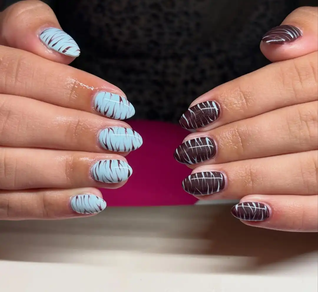 Opposite-color stripe strokes: blue with brown, brown with white