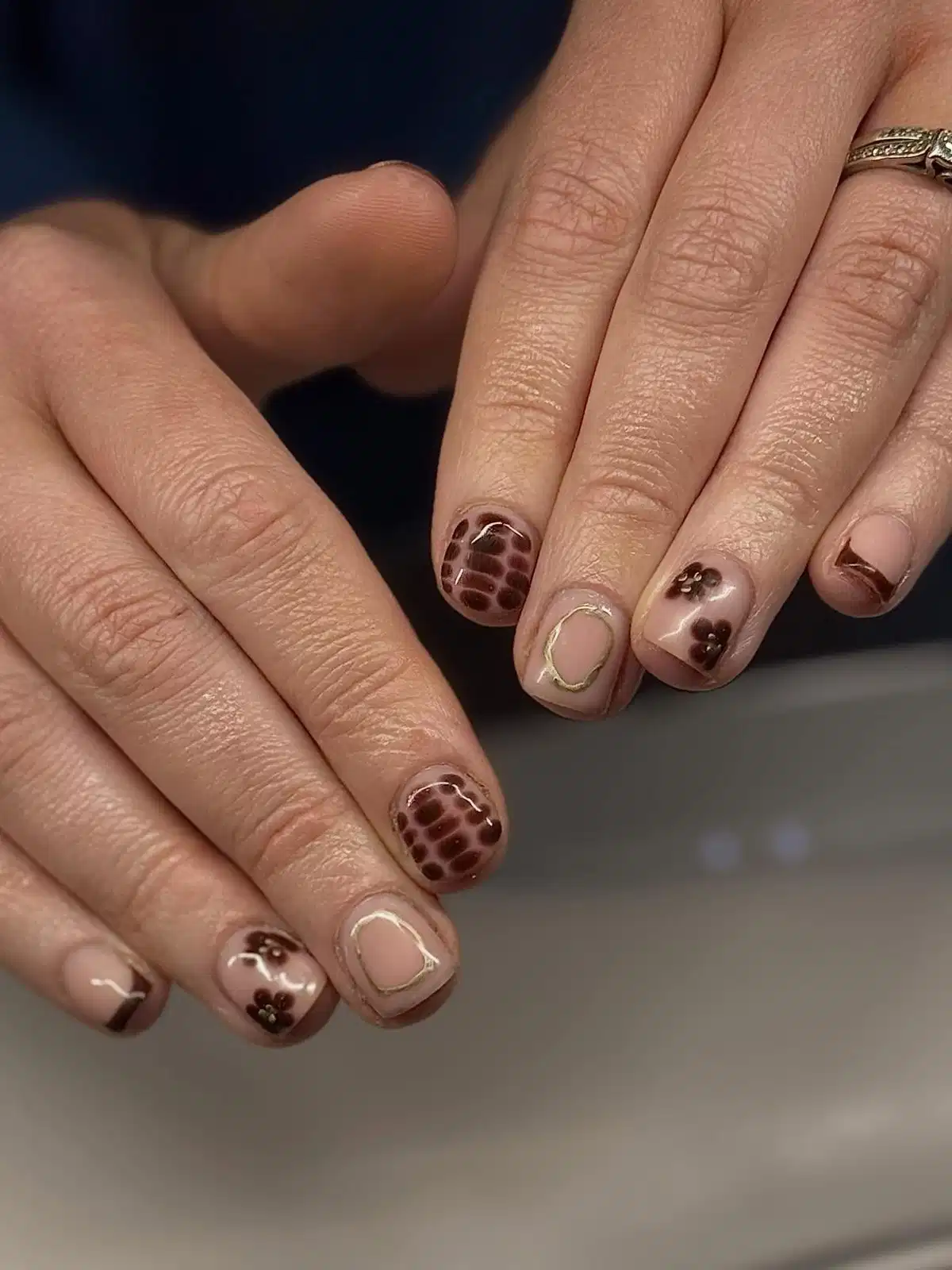 Short nude-and-brown spots with thin gold outline accent