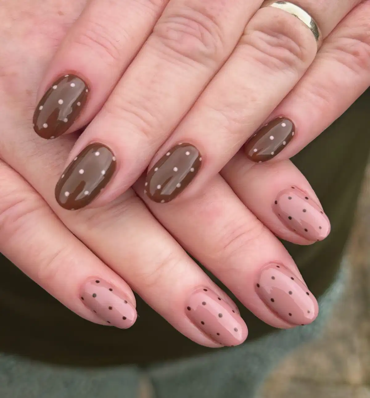 Short chocolate and nude polka-dot nails