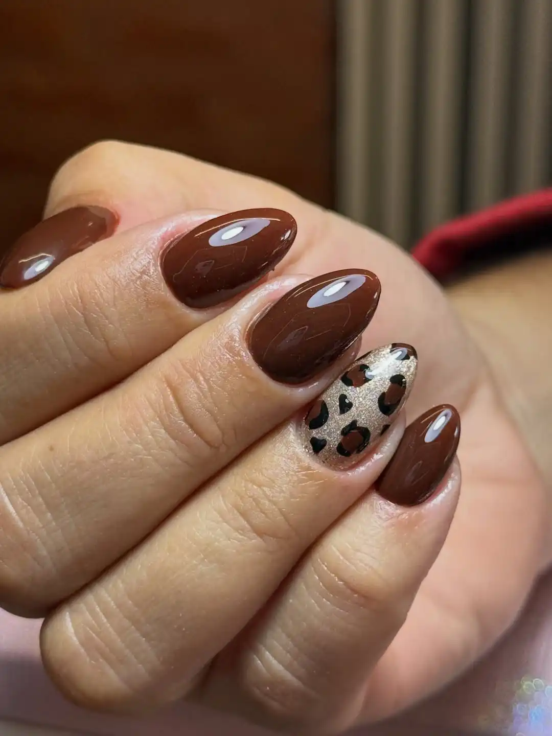 Glossy brown set with metallic spotted accent nail