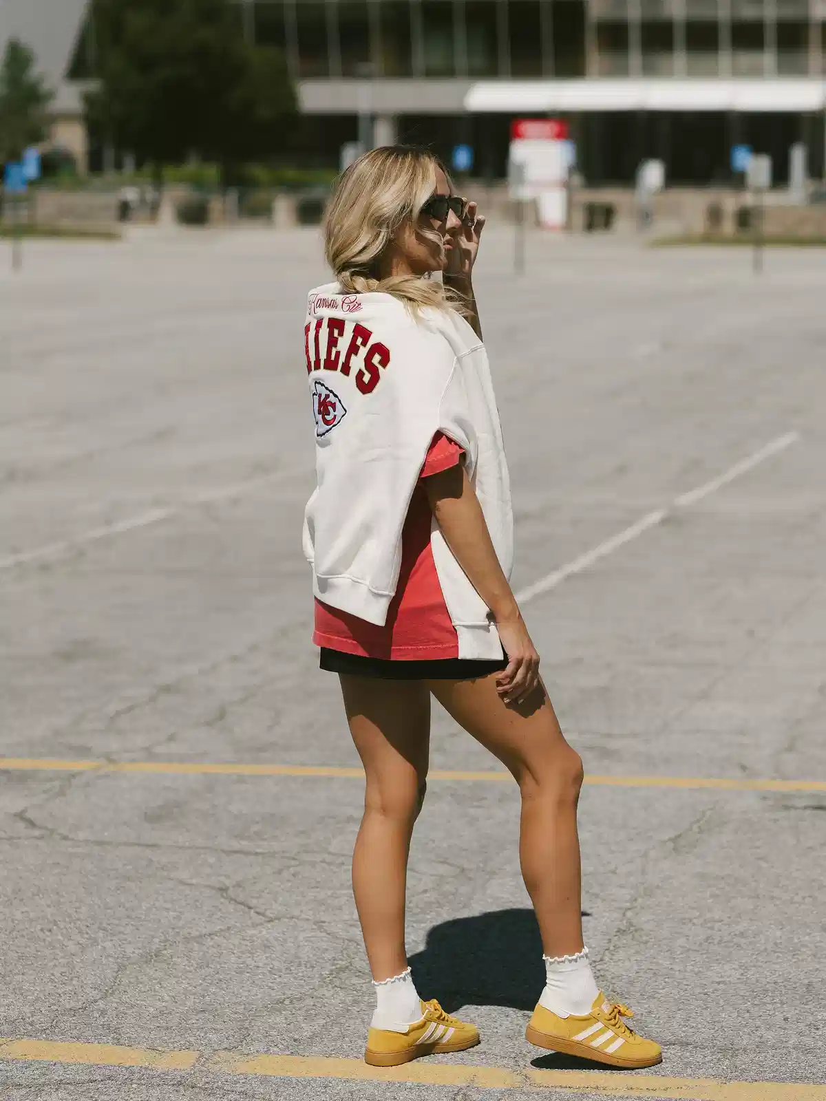 Draped 'CHIEFS' sweatshirt with yellow striped sneakers