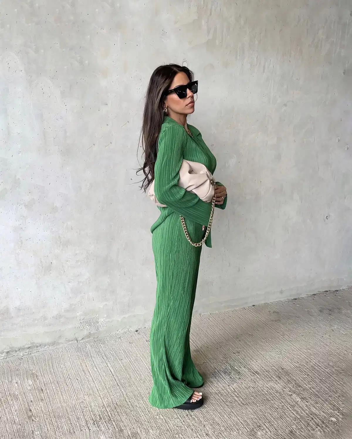Green pleated look with beige chain bag