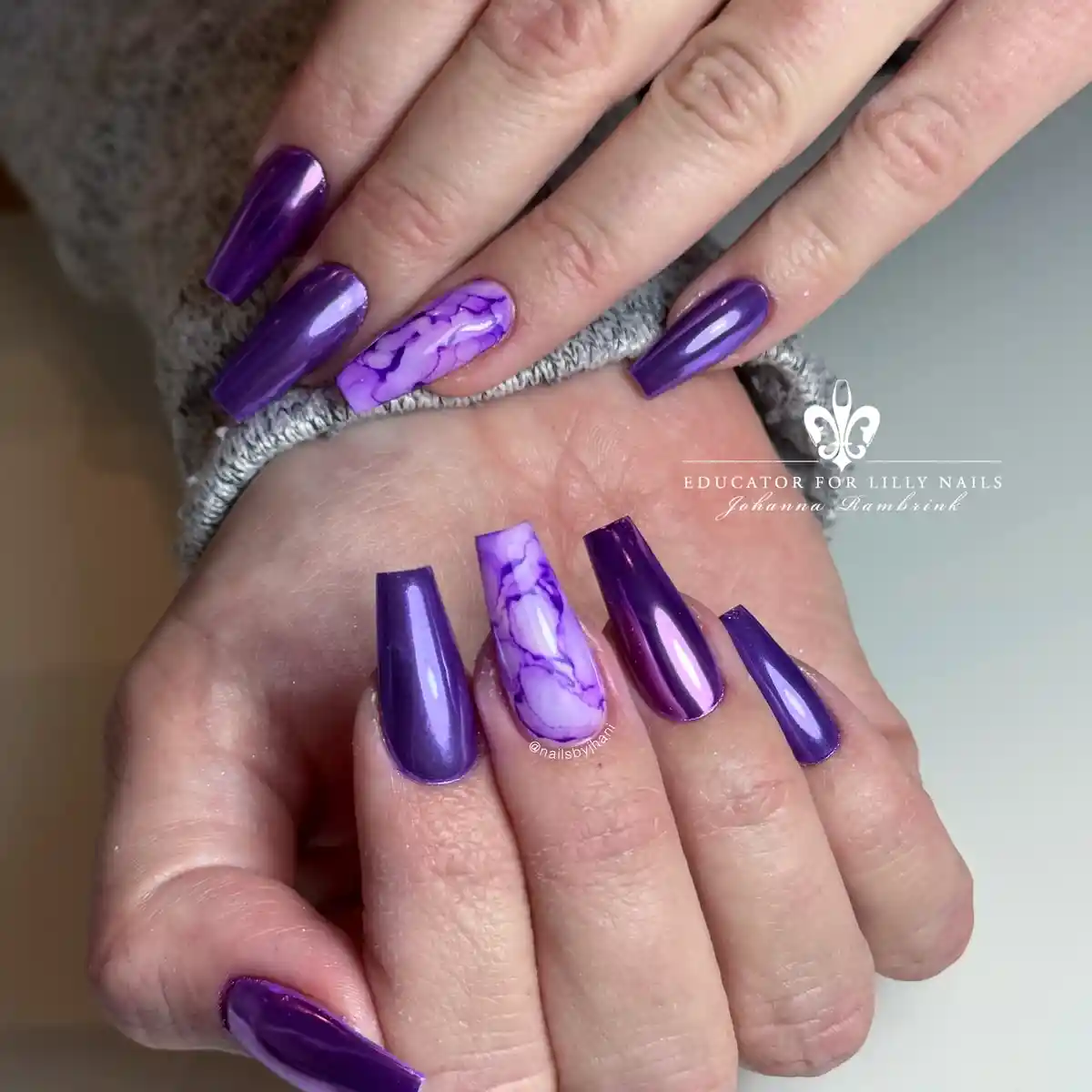 Glossy purple set with lavender marbled accent nails