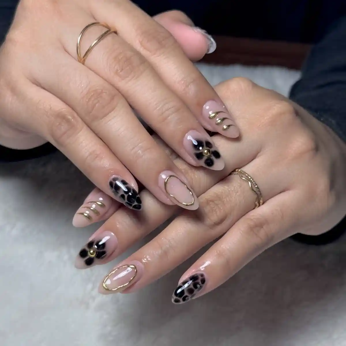 Spotted black pattern with thin gold outlines