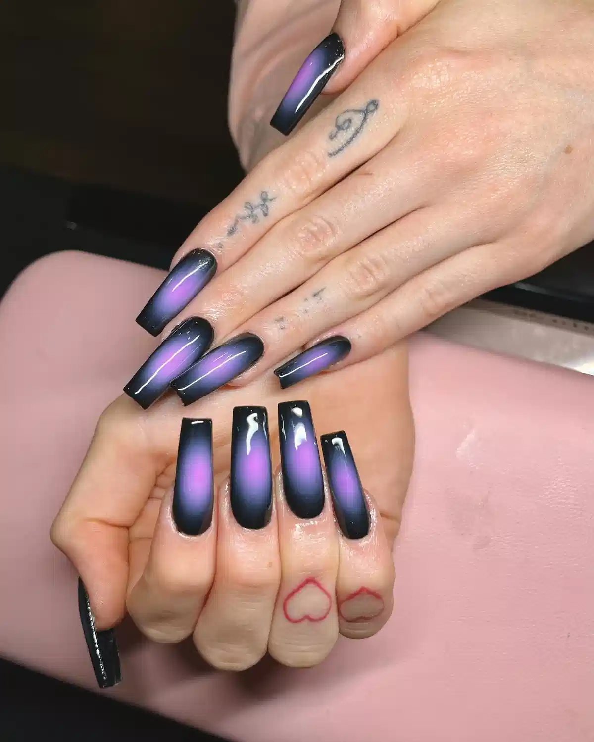 Black coffin nails with centered purple gradient glow