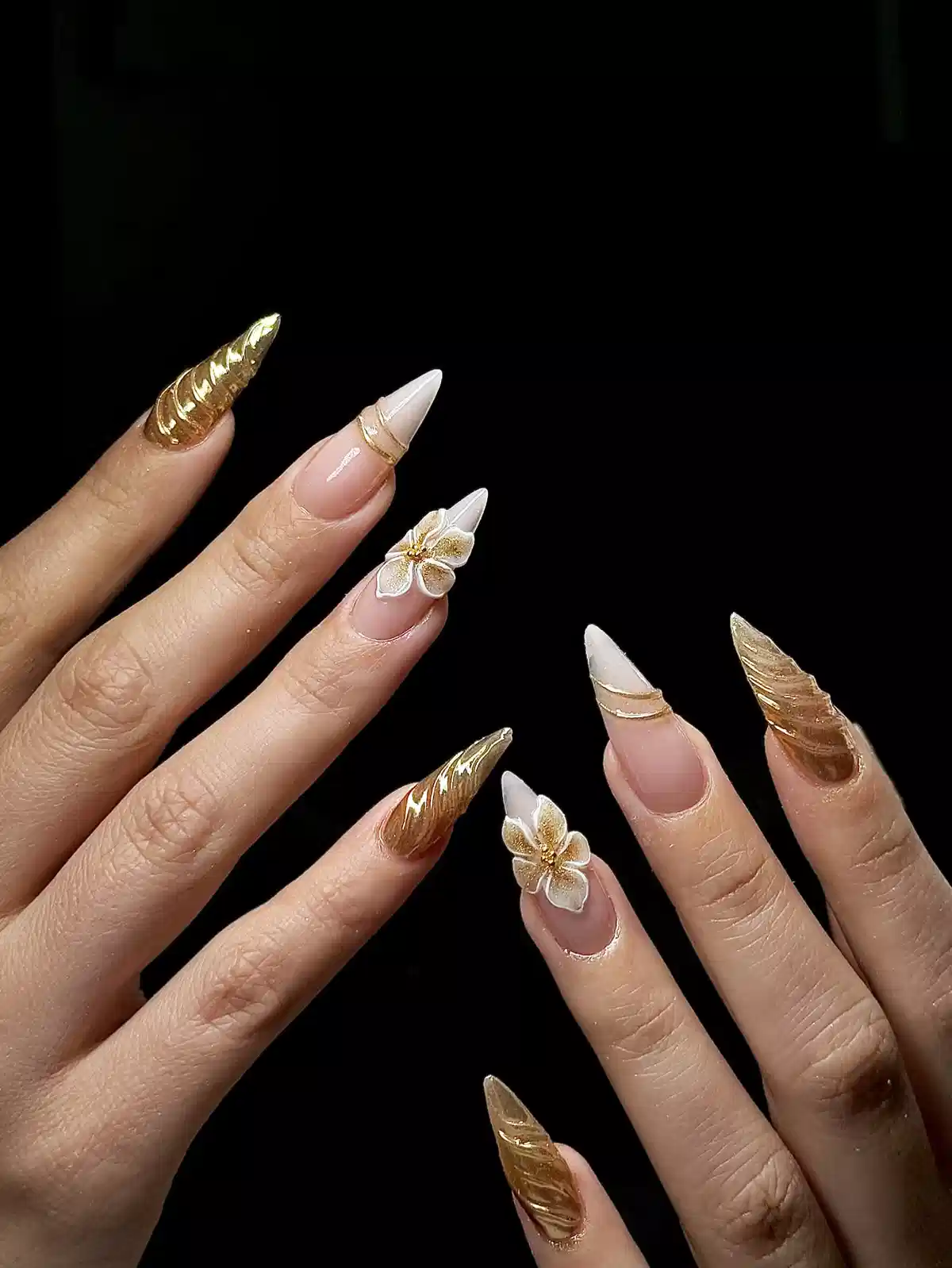 Stiletto mix: metallic gold textures and 3D flowers