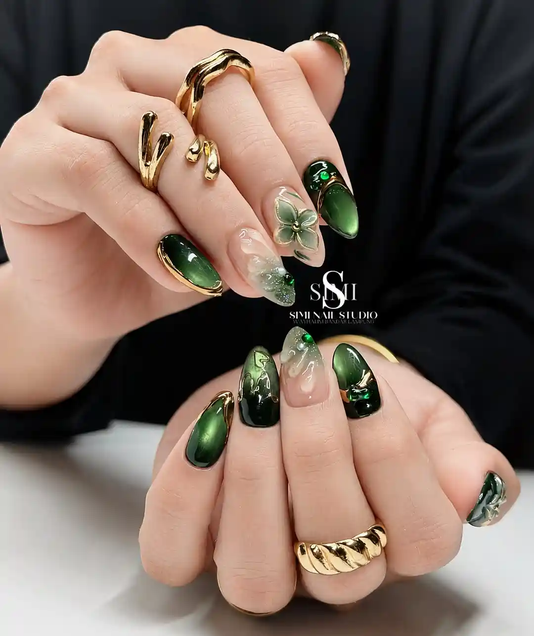 Dark green reflective look with gold framing and 3D flower