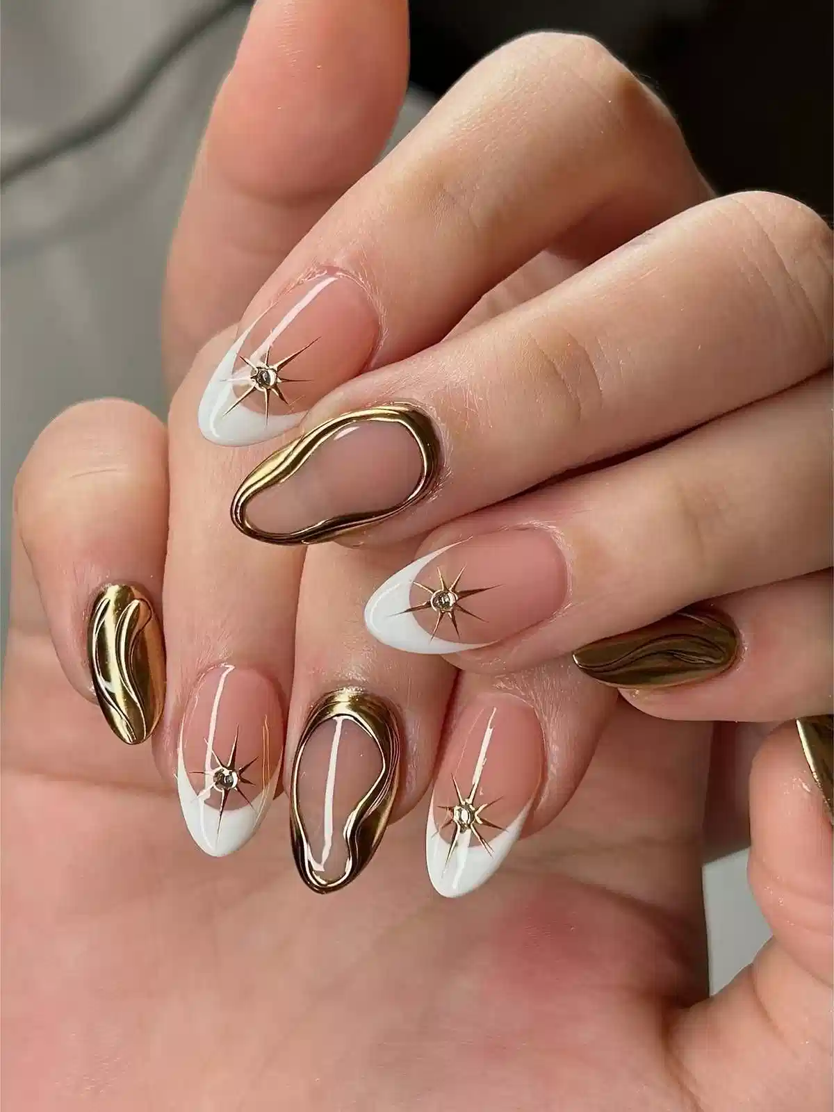 3D gold outlines with white French tips and starburst details